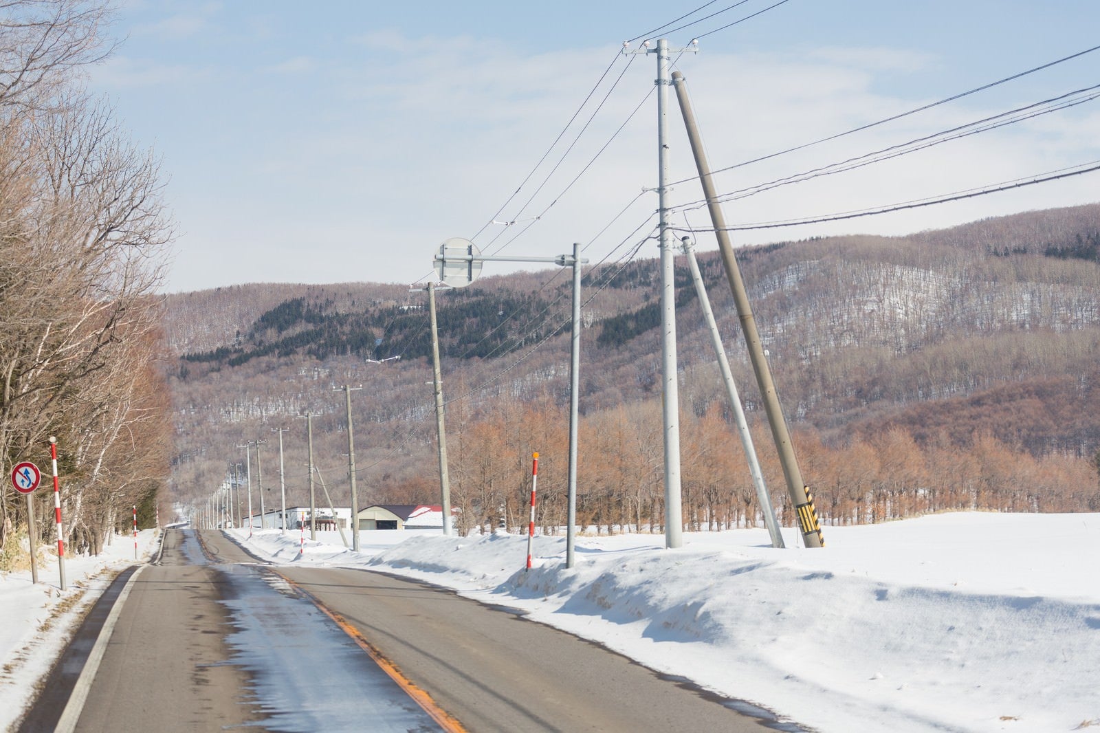 「路肩の雪と道路」の写真