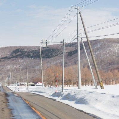 路肩の雪と道路の写真