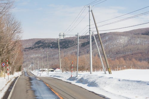 路肩の雪と道路の写真