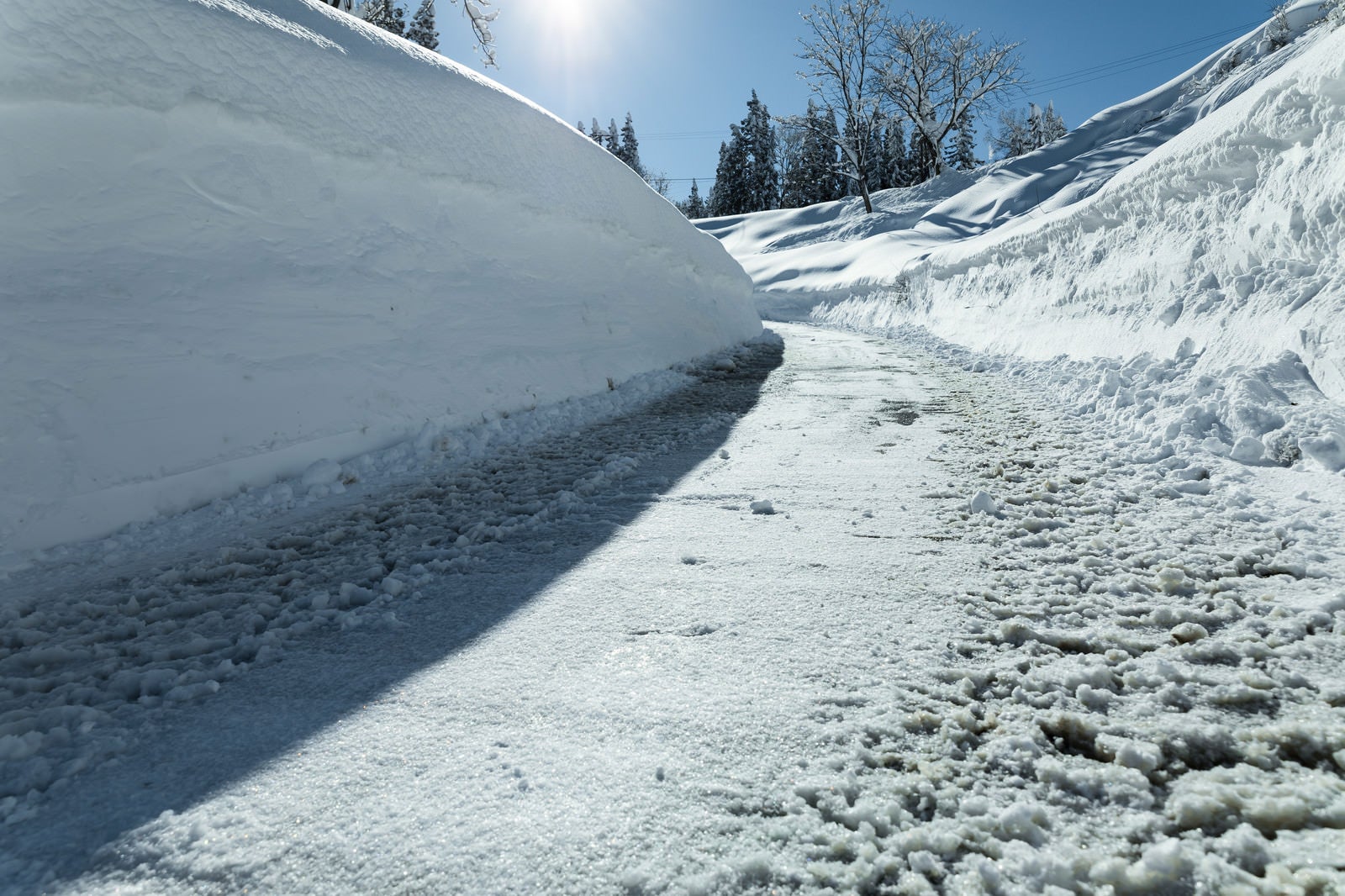 「除雪した雪の壁」の写真