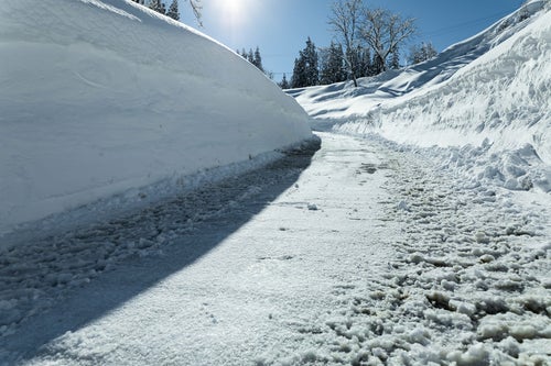 除雪した雪の壁の写真