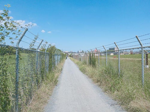 両側フェンスの入間基地の道路の写真