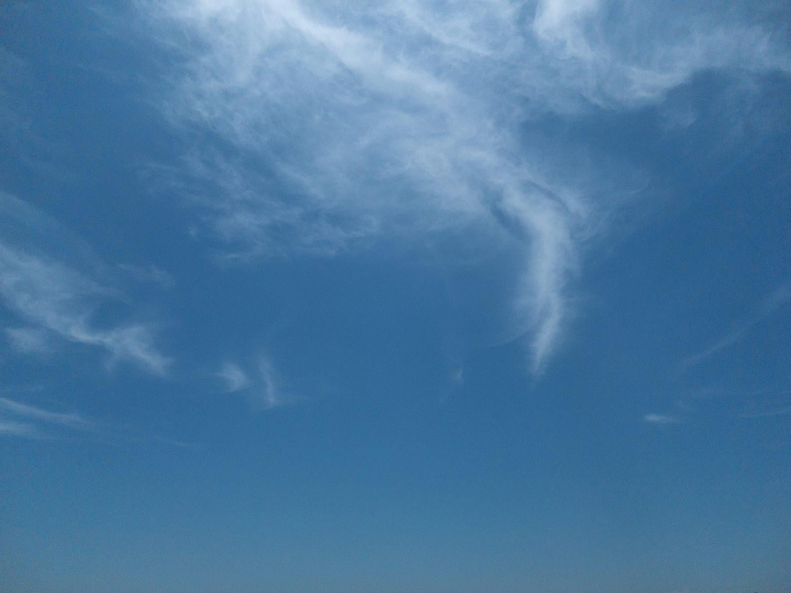 「薄い雲と空」の写真