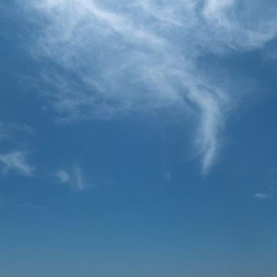 薄い雲と空の写真