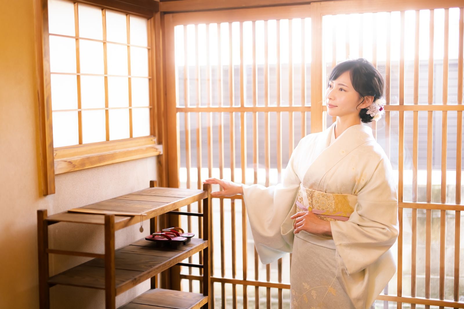 「光が差し込む木造の玄関と着物女性」の写真［モデル：yumiko］
