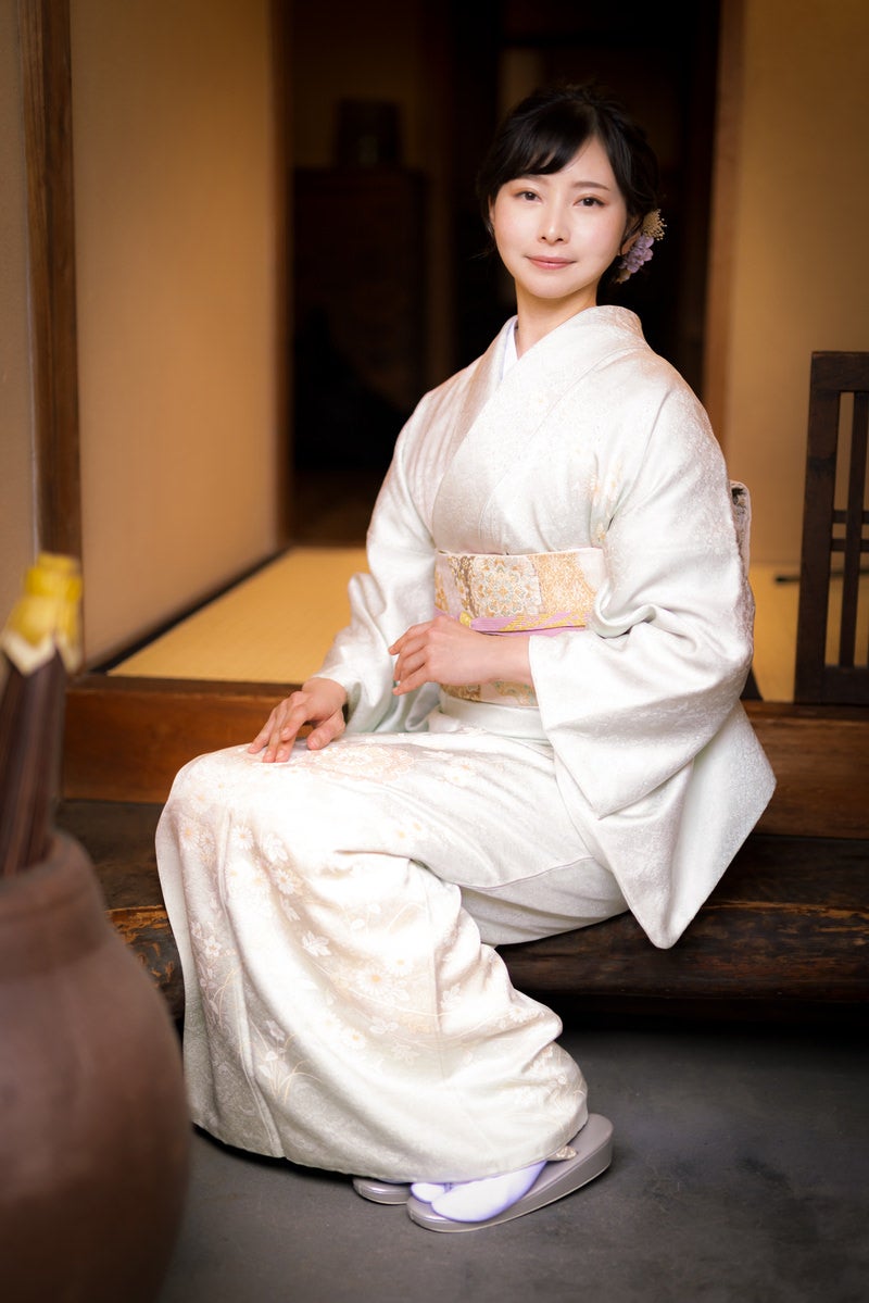 「玄関に座る着物の女性」の写真［モデル：yumiko］