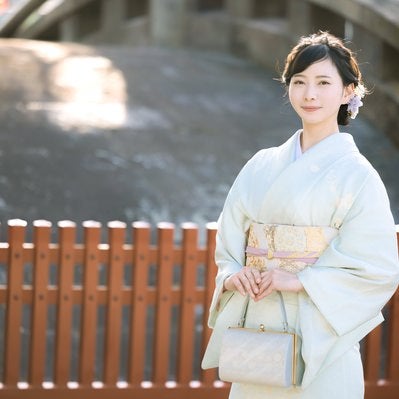 境内を散歩する着物姿の女性の写真