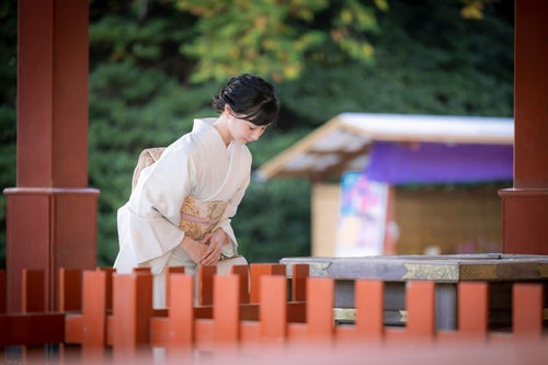 一礼する着物の女性の写真