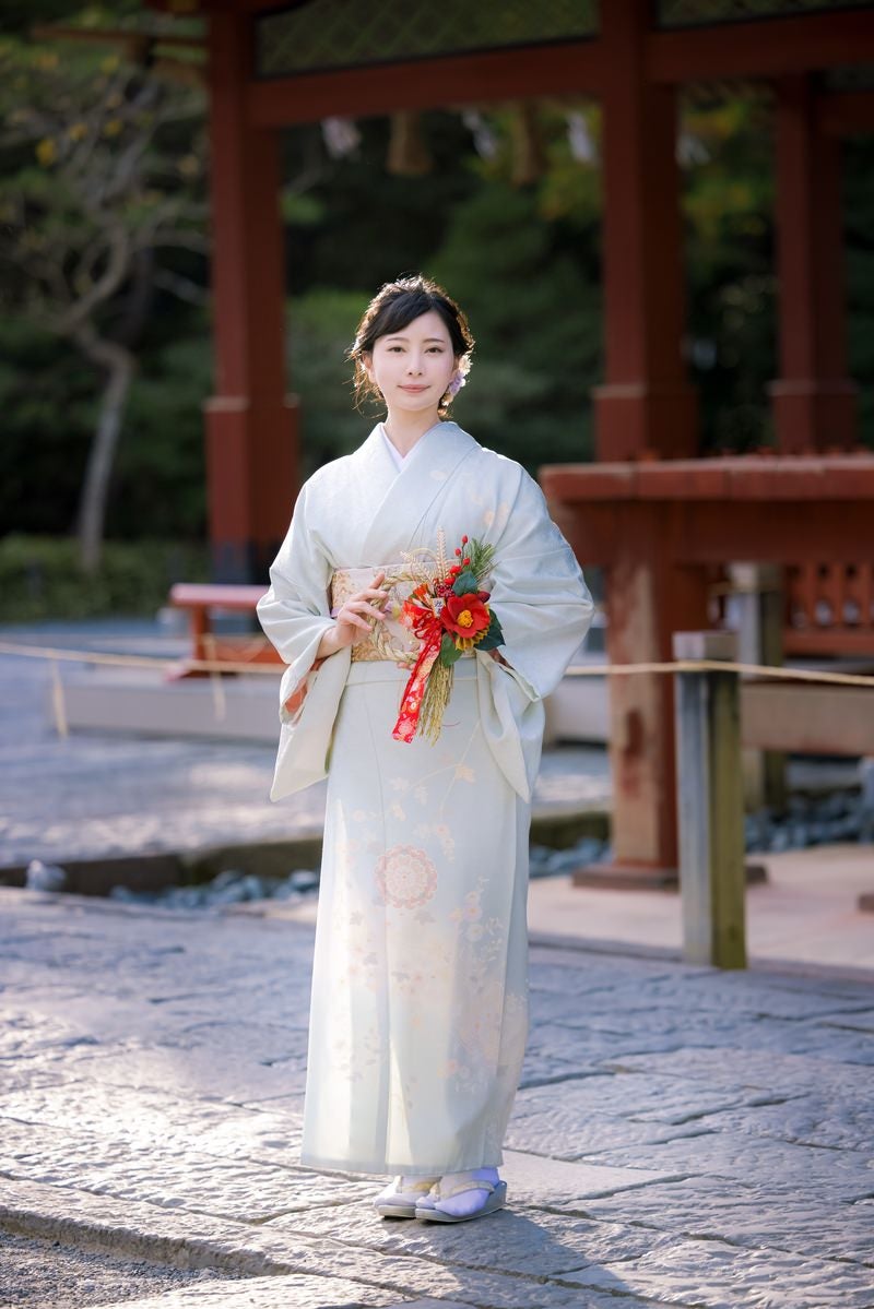 「正月飾りを持った着物の女性」の写真［モデル：yumiko］