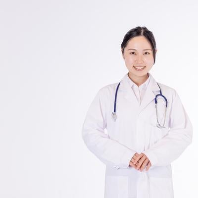 聴診器を首にかけた女医さんの写真