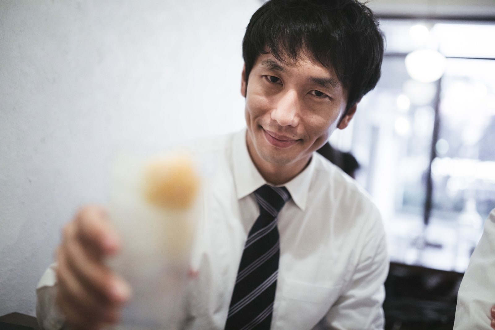 「レモンサワーで乾杯する男性」の写真［モデル：大川竜弥］