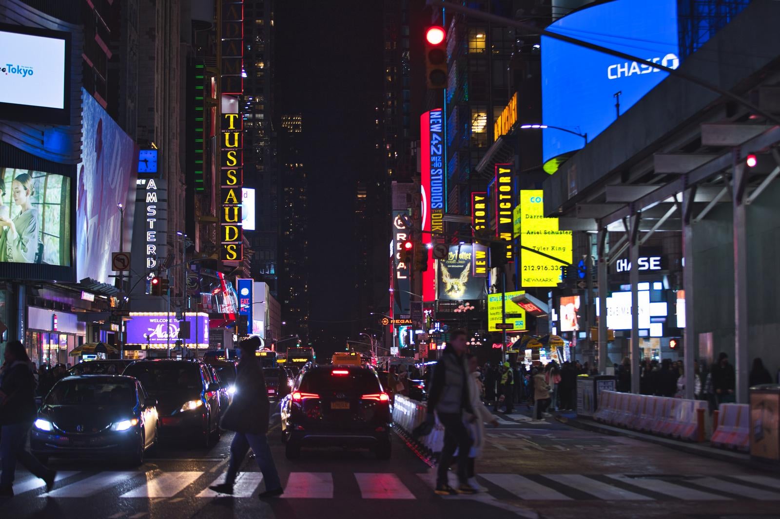 「ニューヨークの夜の街並み」の写真