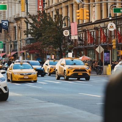 ニューヨークを走るタクシーの写真