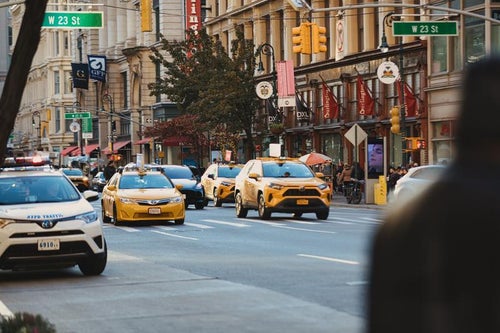 ニューヨークを走るタクシーの写真