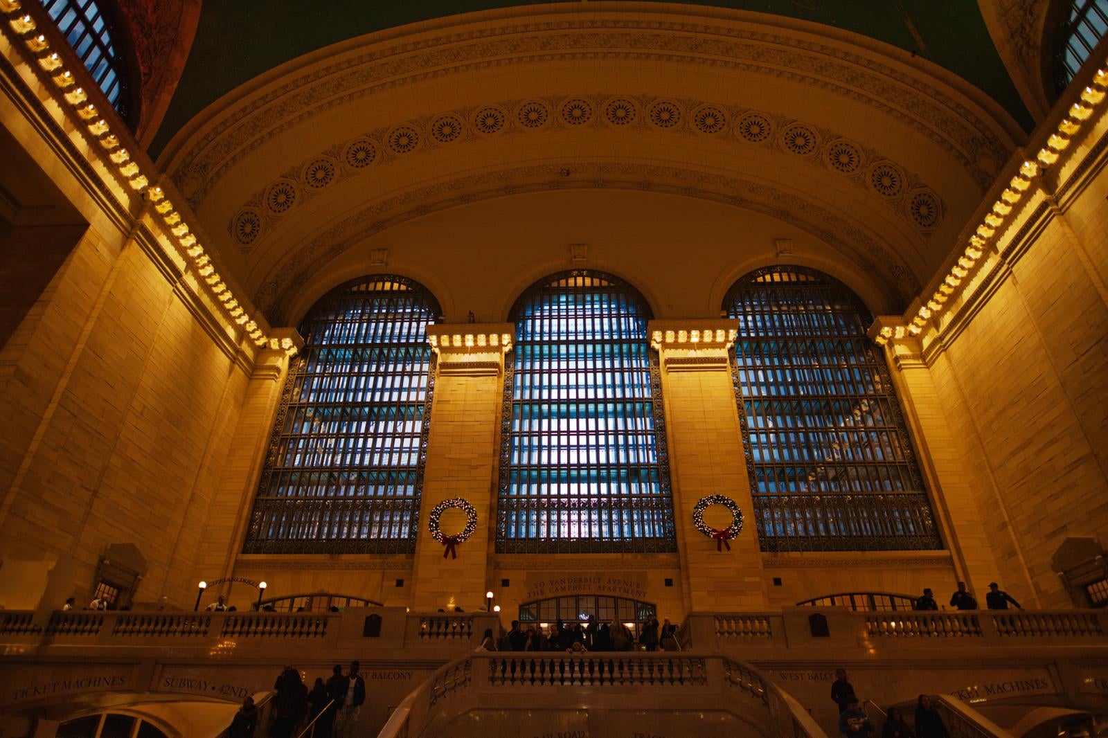 「ニューヨークの歴史と現代が交差するグランドセントラル駅の窓」の写真