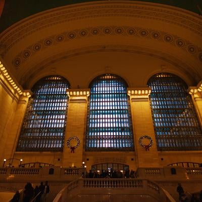 ニューヨークの歴史と現代が交差するグランドセントラル駅の窓の写真