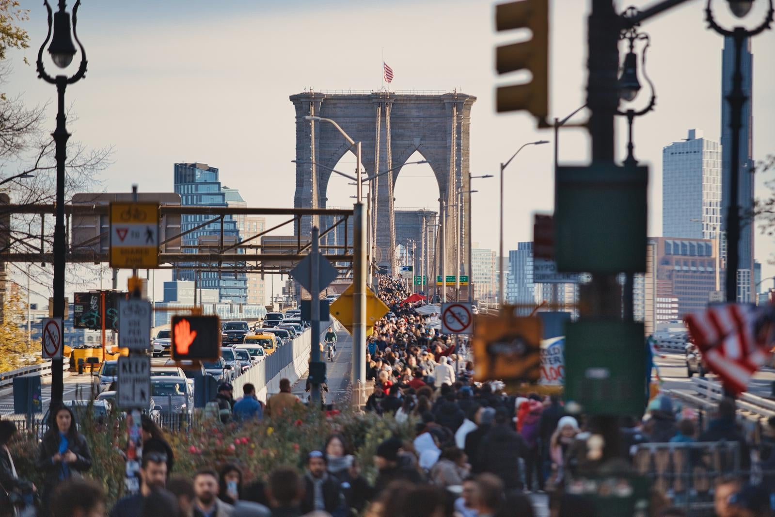 「ブルックリン橋での人混みと渋滞」の写真