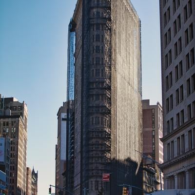 マンハッタン5番街の工事中フラットアイアンビルの写真