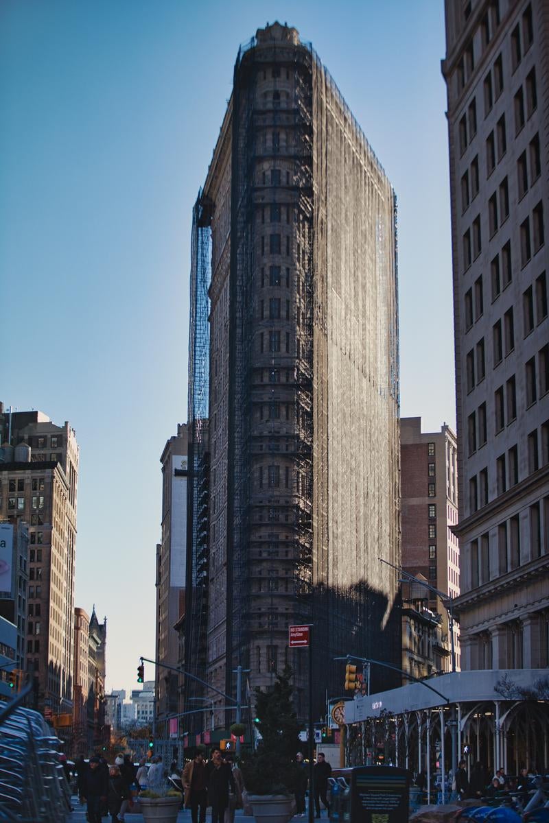 「マンハッタン5番街の工事中フラットアイアンビル」の写真
