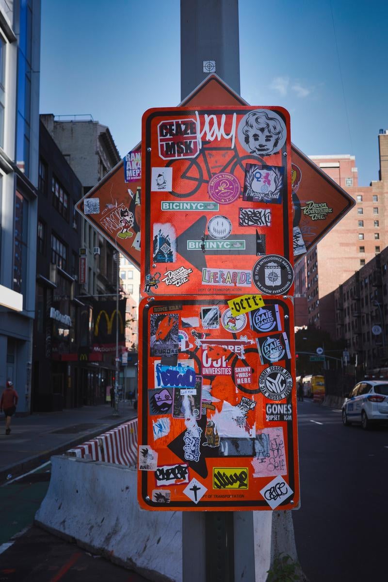 「ニューヨークのステッカーだらけの看板」の写真