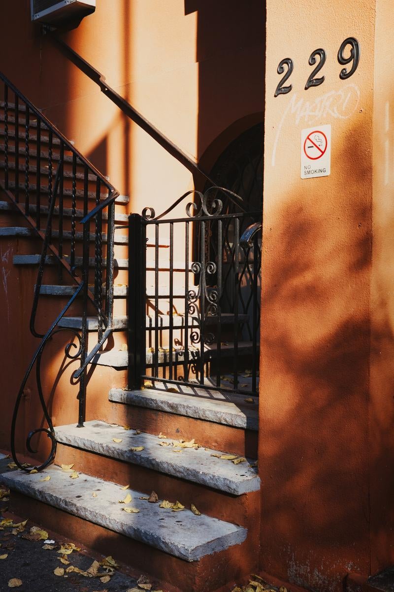 「アパート前の階段とアパートの入口」の写真