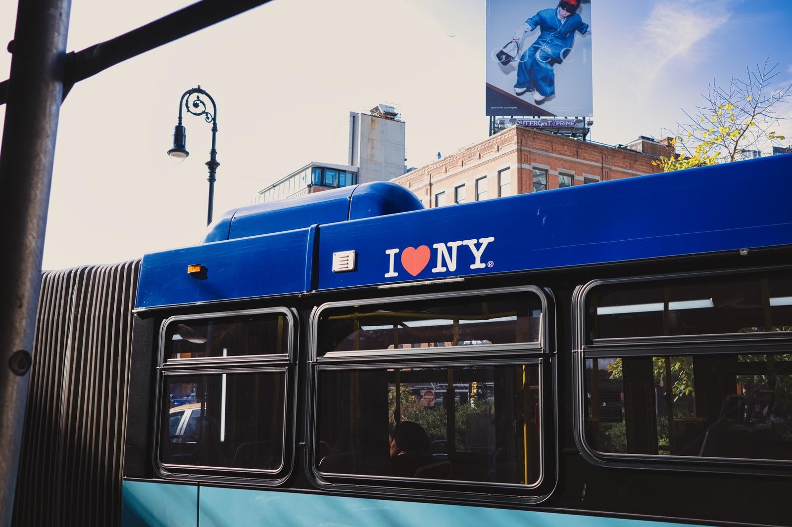 「「I LOVE NY」のメッセージを運ぶニューヨークのバス車両」の写真