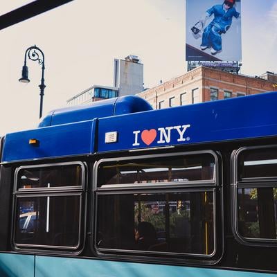 「I LOVE NY」のメッセージを運ぶニューヨークのバス車両の写真