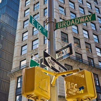 ニューヨークの大通りとその標識の写真