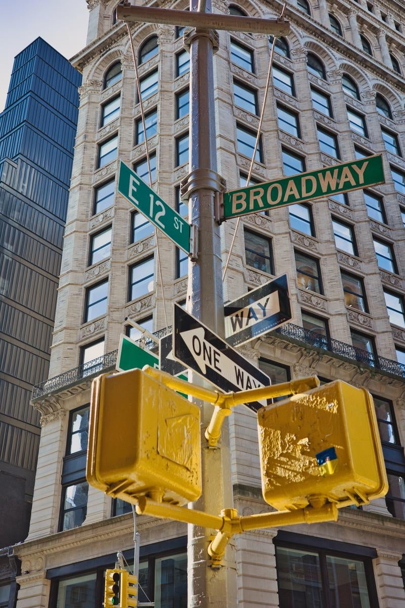 「ニューヨークの大通りとその標識」の写真