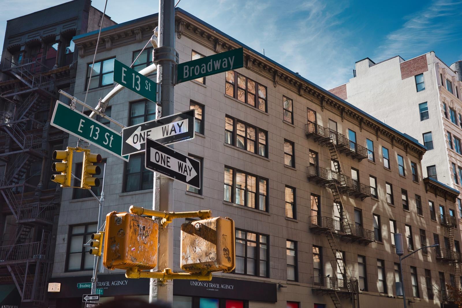 「標識が映すマンハッタンの鼓動」の写真