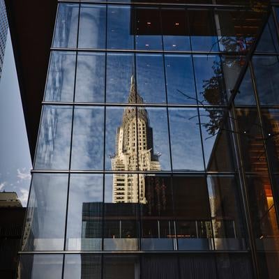 ガラスに映し出されたニューヨーククライスラービルの美の写真