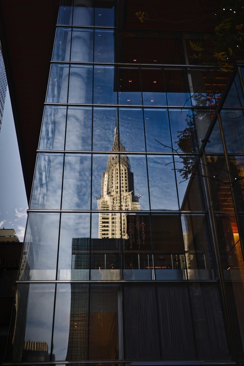 「ガラスに映し出されたニューヨーククライスラービルの美」の写真