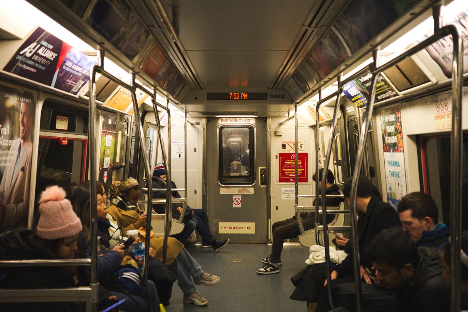 「ニューヨークの地下鉄車両内の日常風景」の写真