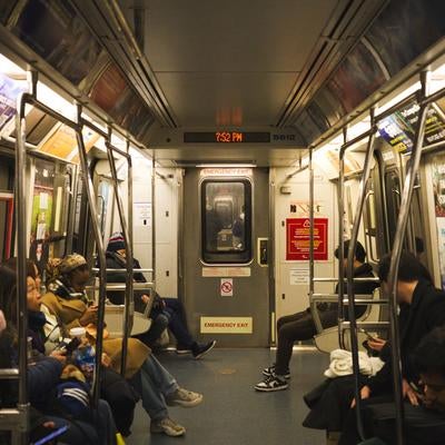 ニューヨークの地下鉄車両内の日常風景の写真