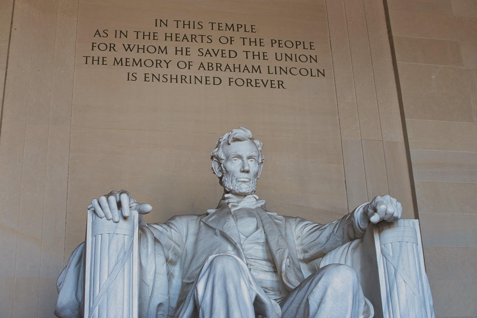 「アメリカの歴史を映す石像、リンカーン記念堂の坐像」の写真
