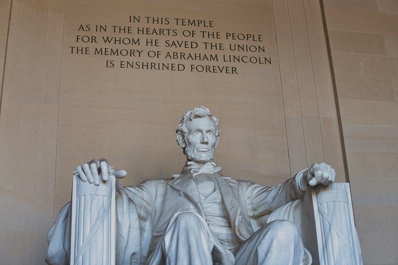 アメリカの歴史を映す石像、リンカーン記念堂の坐像の写真