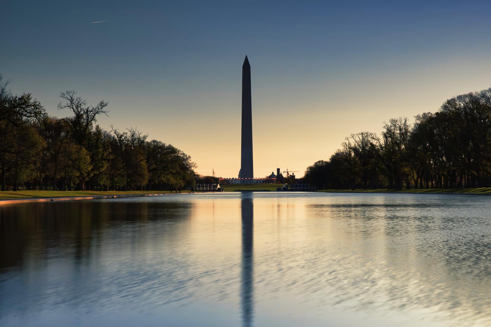「ワシントン記念塔と水面の絶景、リフレクティングプールでの朝焼け」の写真