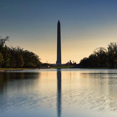 ワシントン記念塔と水面の絶景、リフレクティングプールでの朝焼けの写真