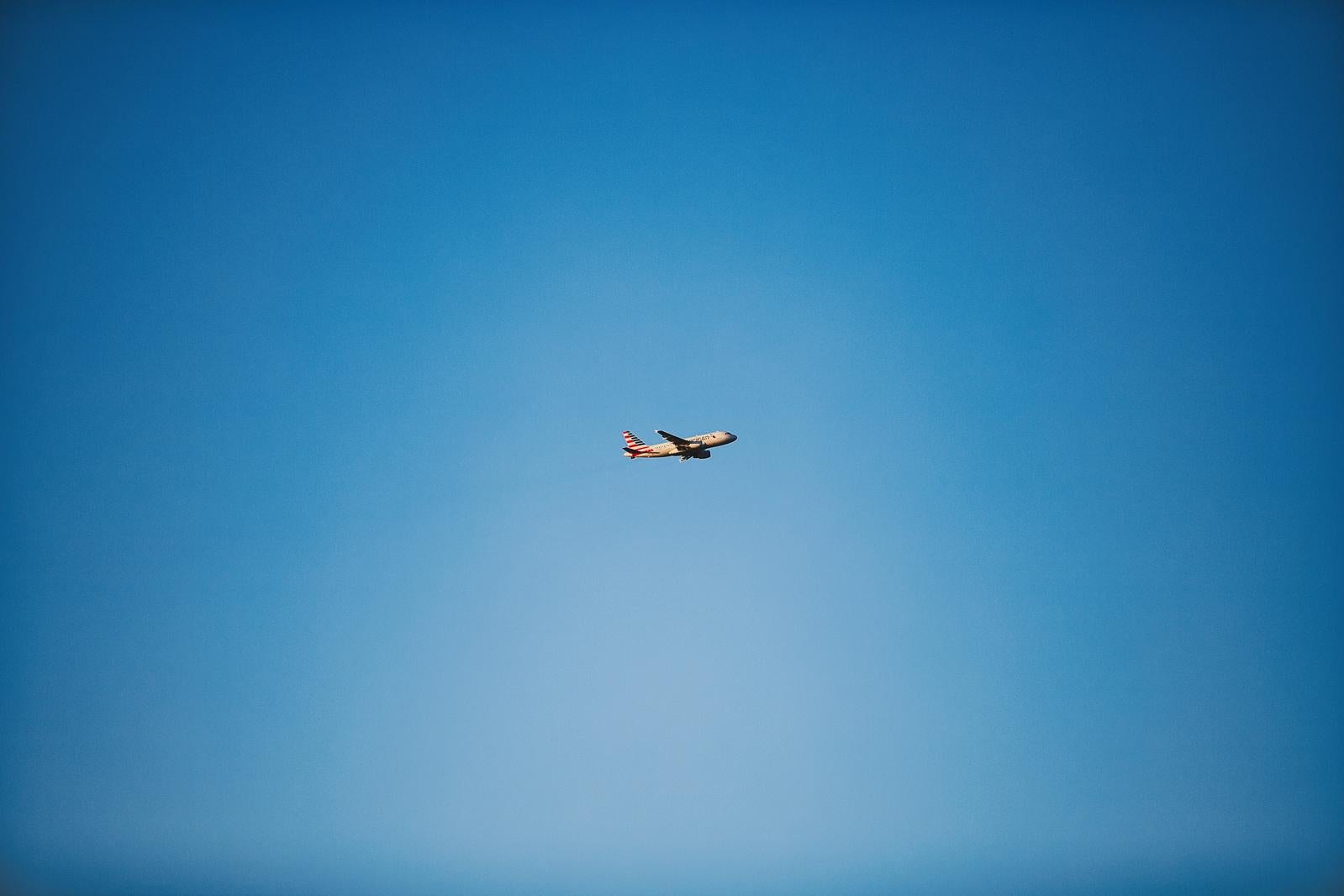 「アメリカンエアラインの旅客機と青空」の写真