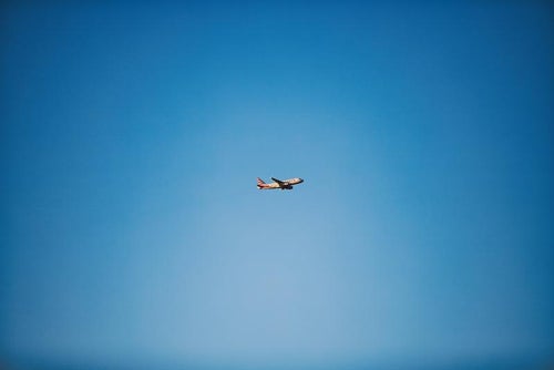 アメリカンエアラインの旅客機と青空の写真