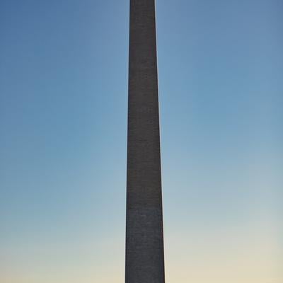朝日が当たるワシントン記念塔の写真