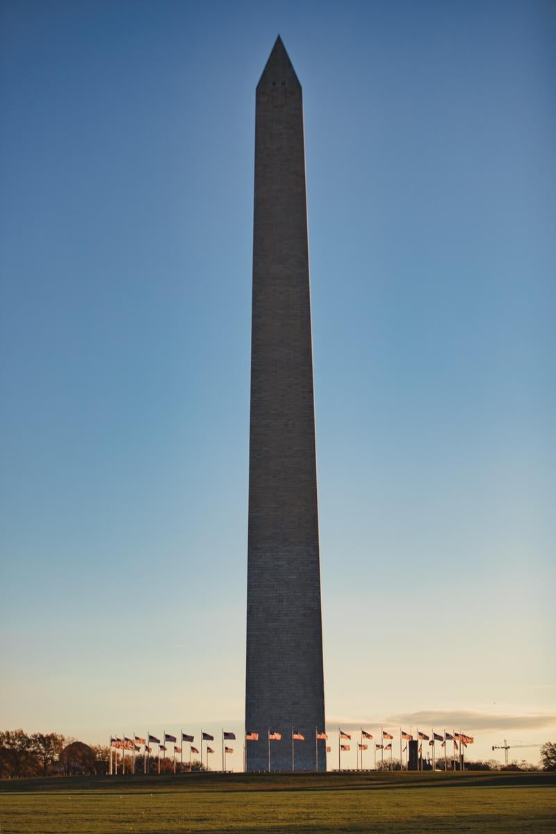 「朝日が当たるワシントン記念塔」の写真