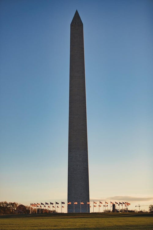 朝日が当たるワシントン記念塔の写真