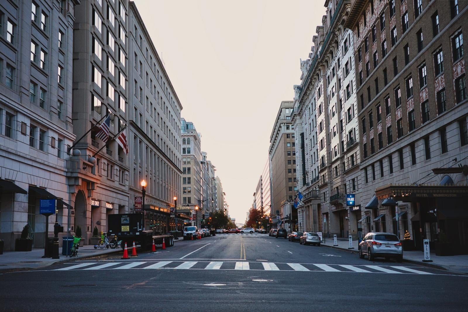「ワシントンD.C.の街角と横断歩道の風景」の写真