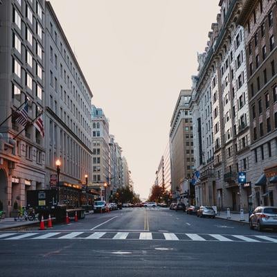 ワシントンD.C.の街角と横断歩道の風景の写真