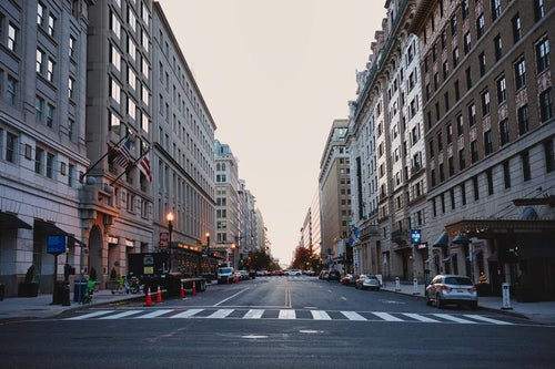 ワシントンD.C.の街角と横断歩道の風景の写真