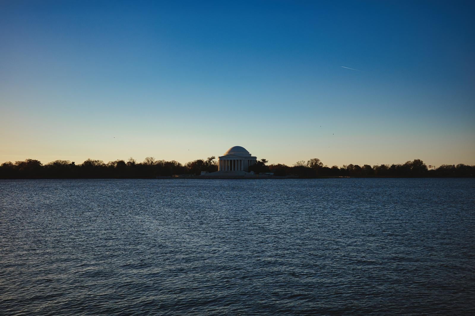 「ワシントンD.C.の美しい朝、ジェファソン記念碑と波立つ水面」の写真