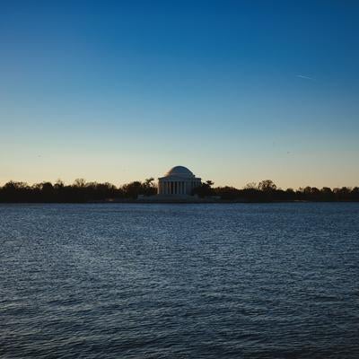 ワシントンD.C.の美しい朝、ジェファソン記念碑と波立つ水面の写真