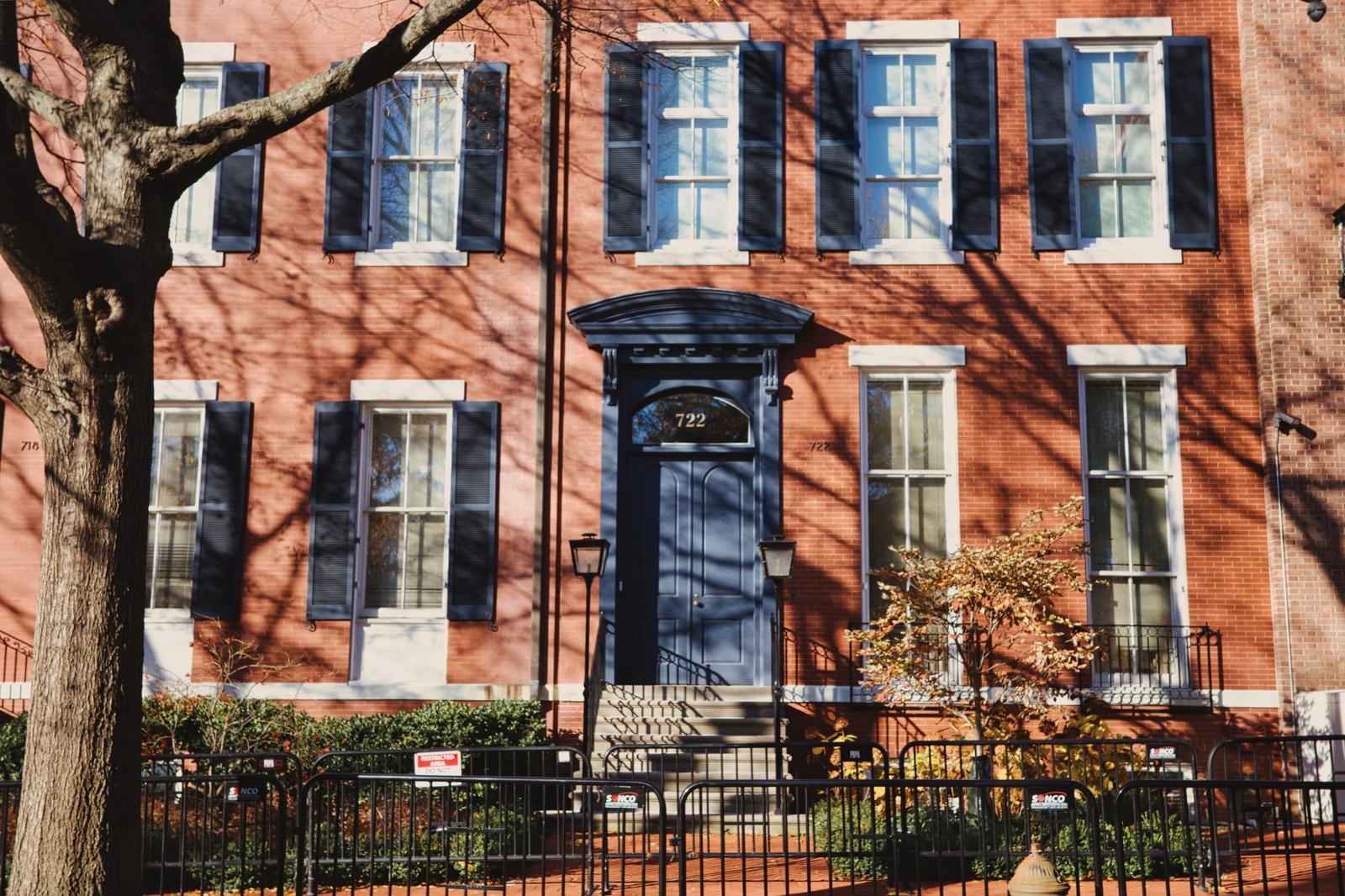 「玄関前の階段で味わうアメリカのアパートの雰囲気」の写真