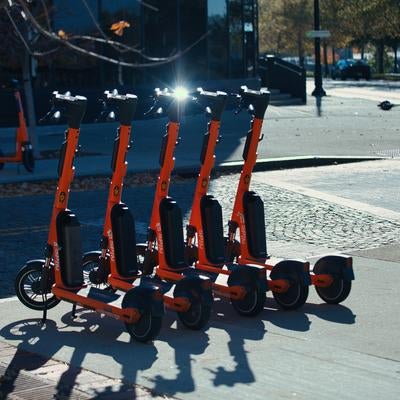 路上で待機中の電動キックボードの写真